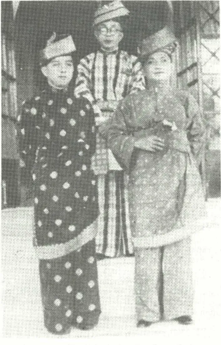 Tunku Munawir (kiri) dan Tunku Panglima Besar Nasir (kanan), dengan Dato' Bentara Dalam Idris (di belakang), jurutulis catatan kemangkatan Tuanku Muhammad.