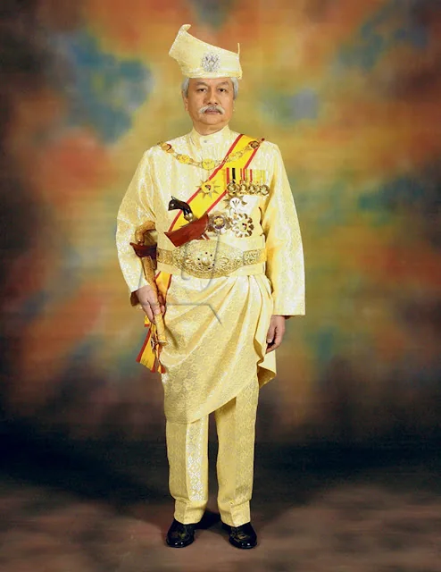 Tuanku Muhriz ibni Almarhum Tuanku Munawir, Yang di-Pertuan Besar kesebelas Negeri Sembilan, berpakaian penuh regalia diraja.