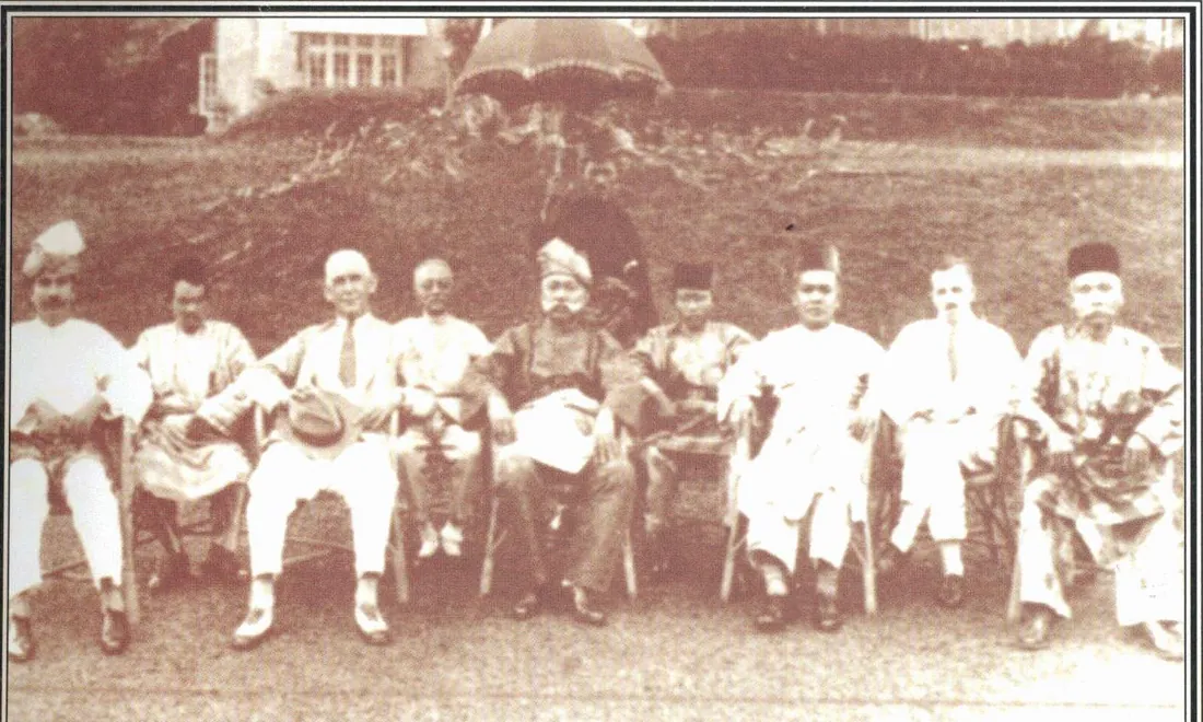 Tuanku Muhammad Shah duduk bersama Undang Yang Empat dan pegawai British